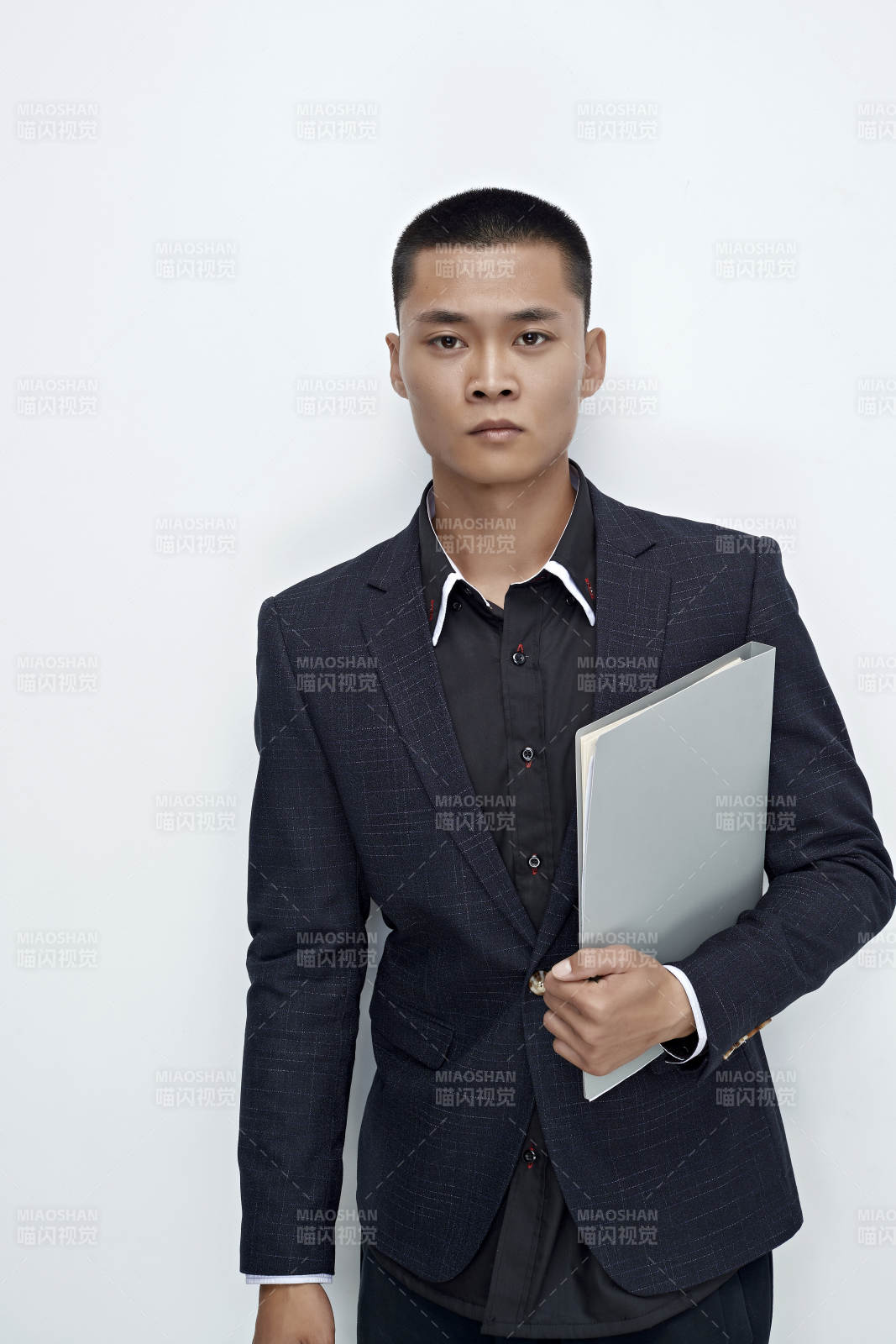 白色背景下的商務男士形象