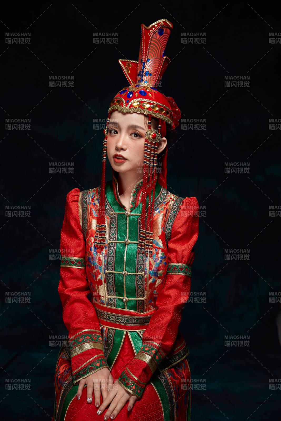 穿著蒙古族服飾的亞洲青年女性