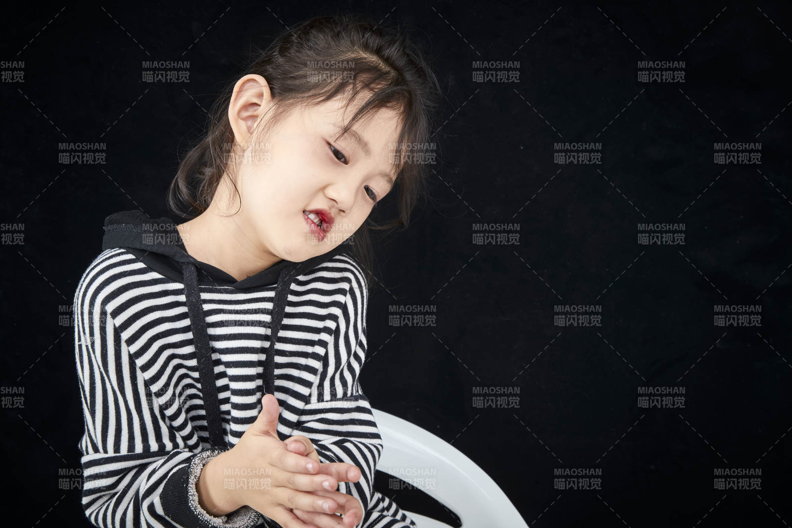 黑色背景的調皮可愛的亞洲小女孩兒童