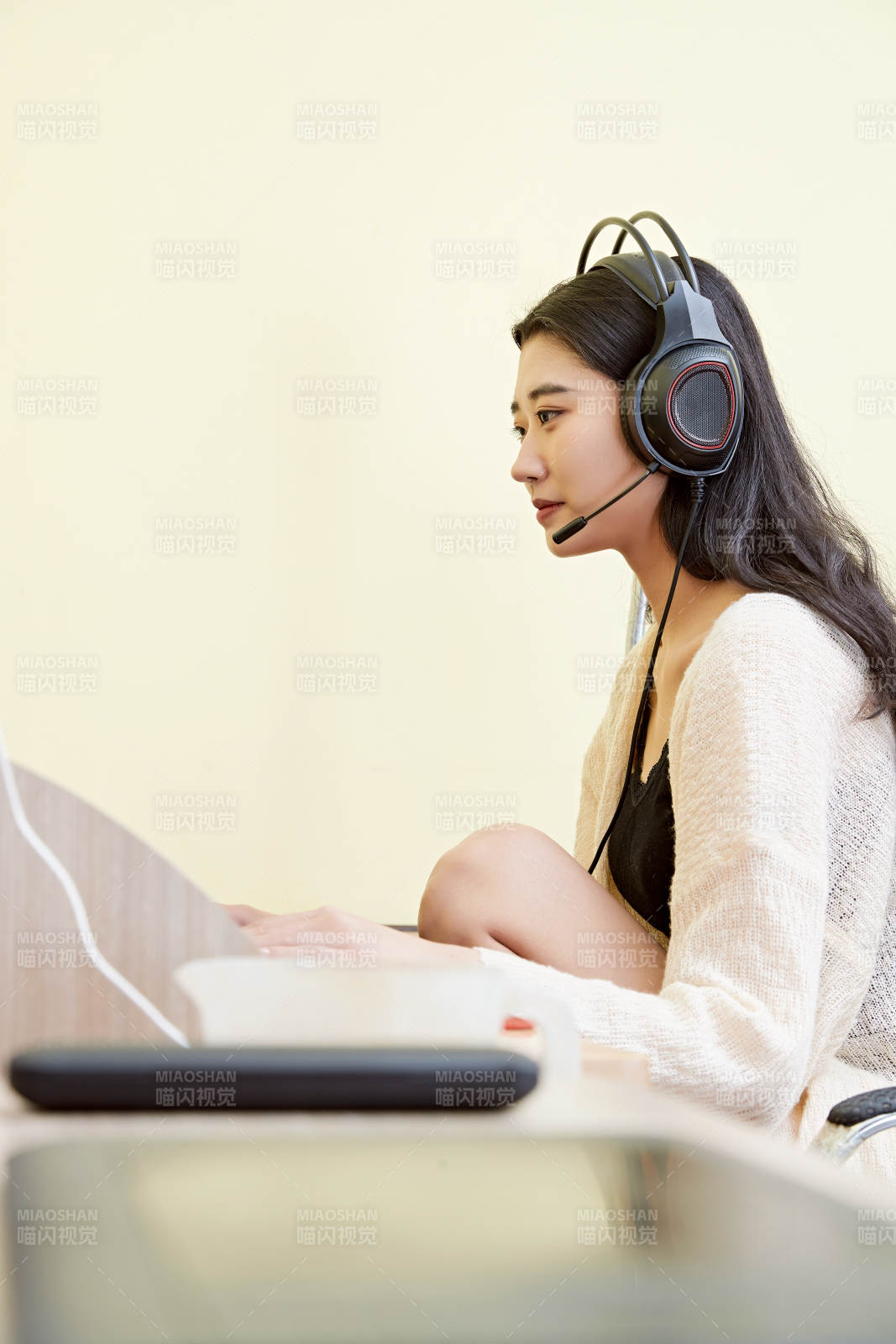 在家里坐在椅子上打游戲的美麗女孩