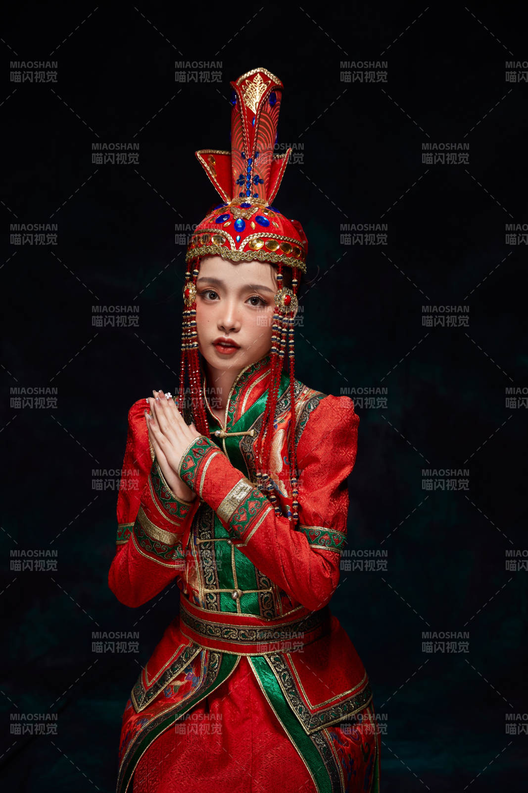 穿著蒙古族服飾的亞洲青年女性