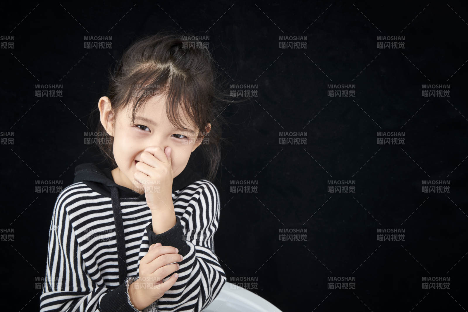 黑色背景的调皮可爱的亚洲小女孩儿童