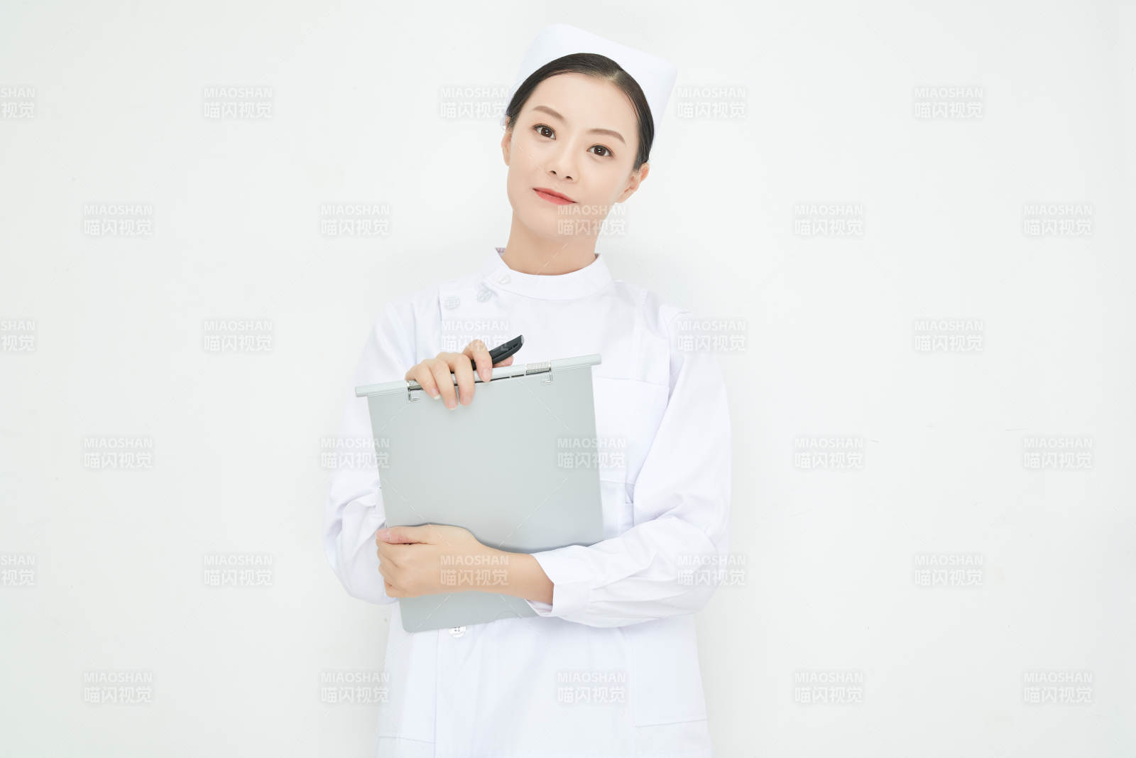 白背景里穿護士服手持病歷夾的美女護士