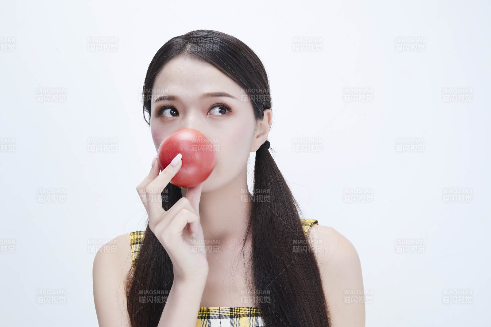 啃咬番茄身穿格子吊帶裙的亞洲可愛少女人像