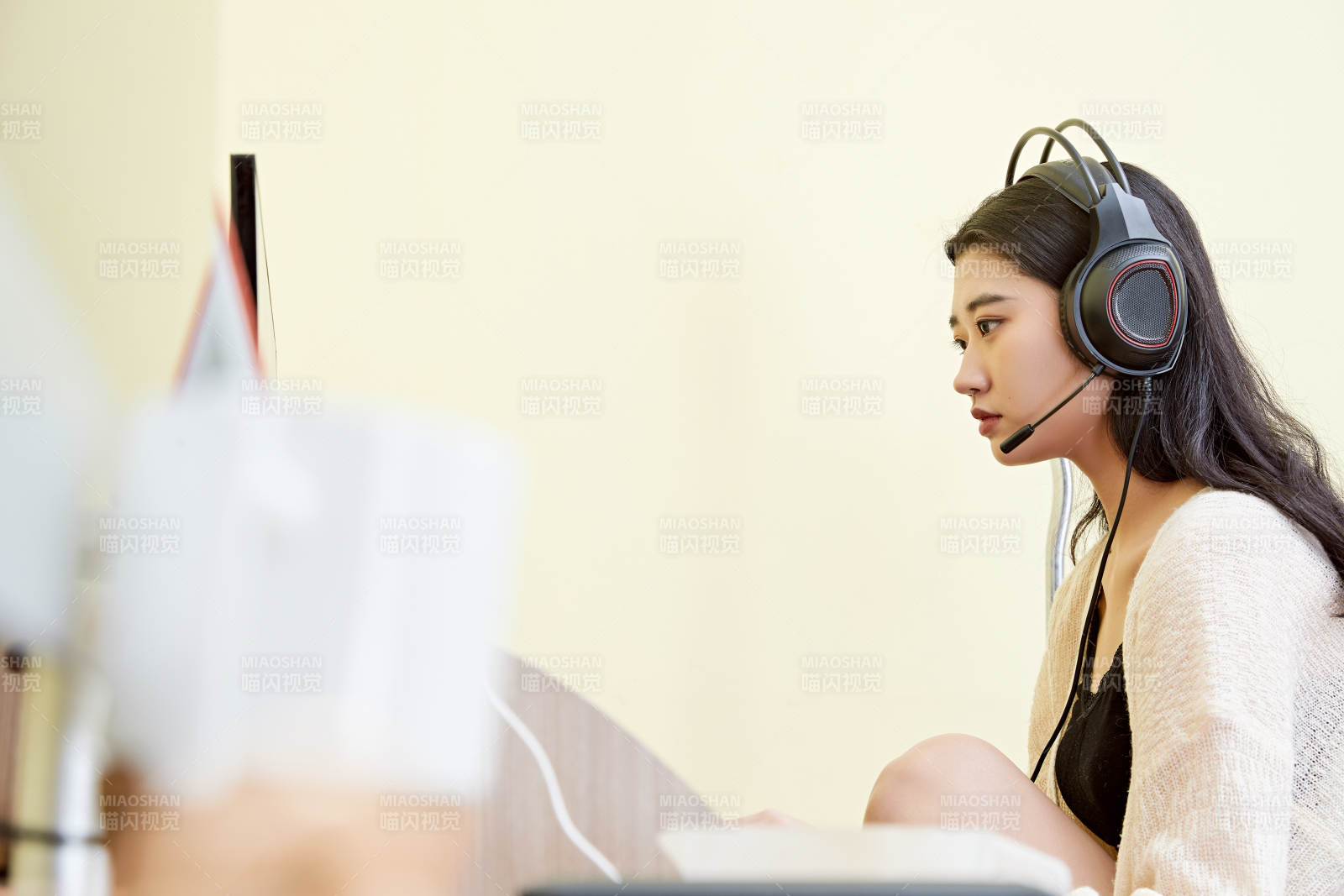 在家里坐在椅子上打游戲的美麗女孩