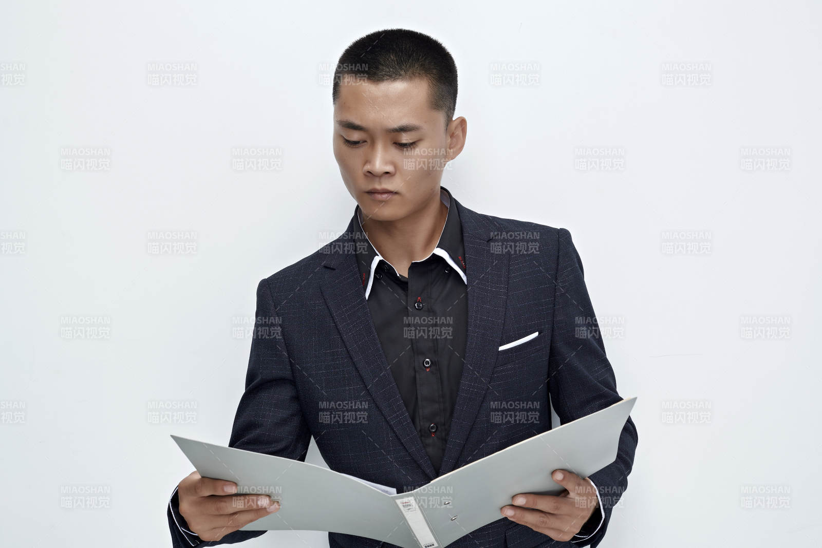 白色背景下的商務(wù)男士形象