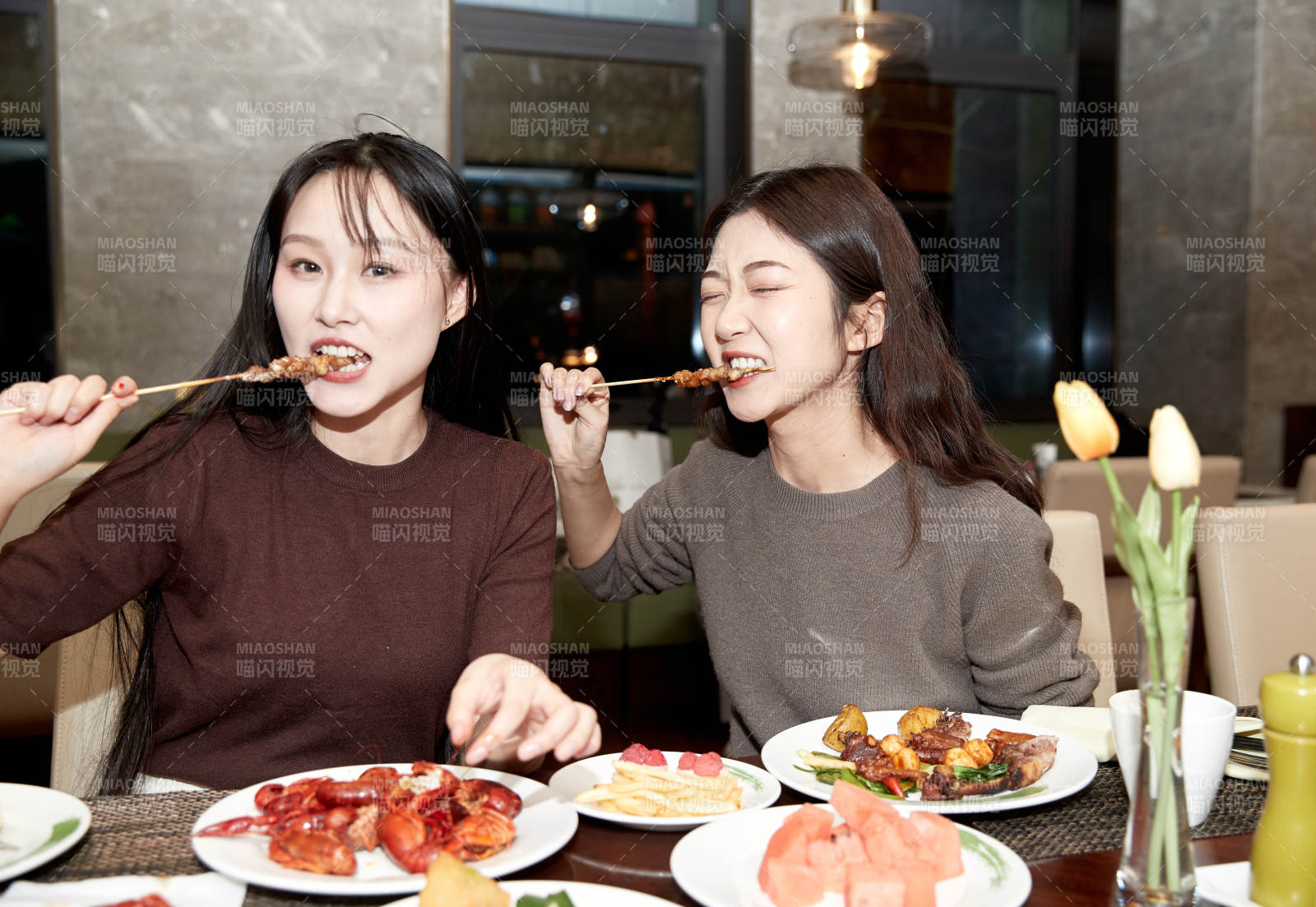 在酒店自助餐廳大吃特吃的亞洲可愛閨蜜少女