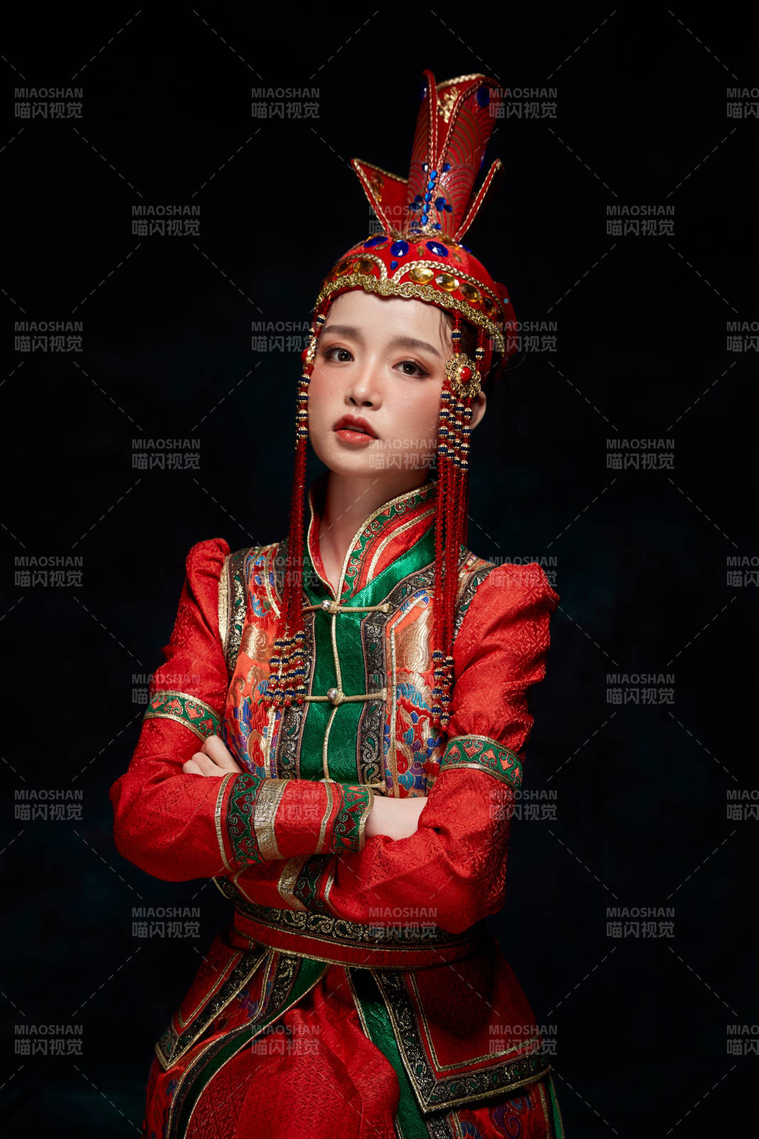 穿著蒙古族服飾的亞洲青年女性