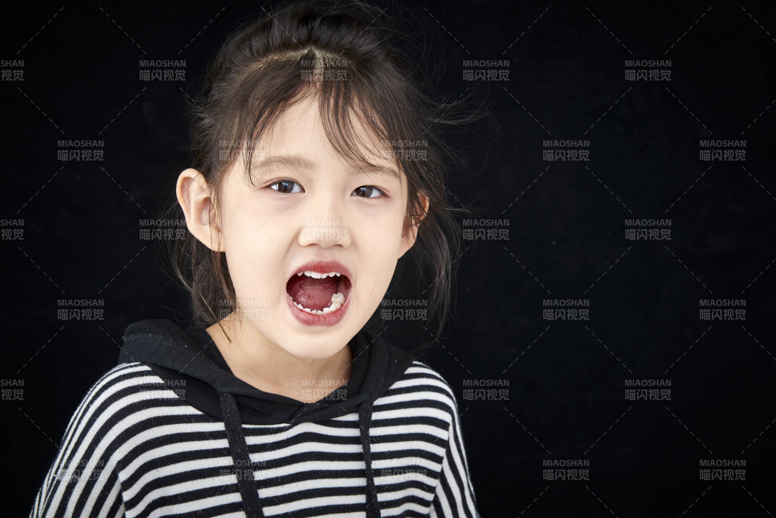 黑色背景的调皮可爱的亚洲小女孩儿童