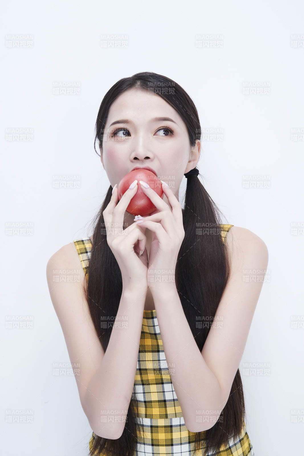 啃咬番茄身穿格子吊帶裙的亞洲可愛少女人像