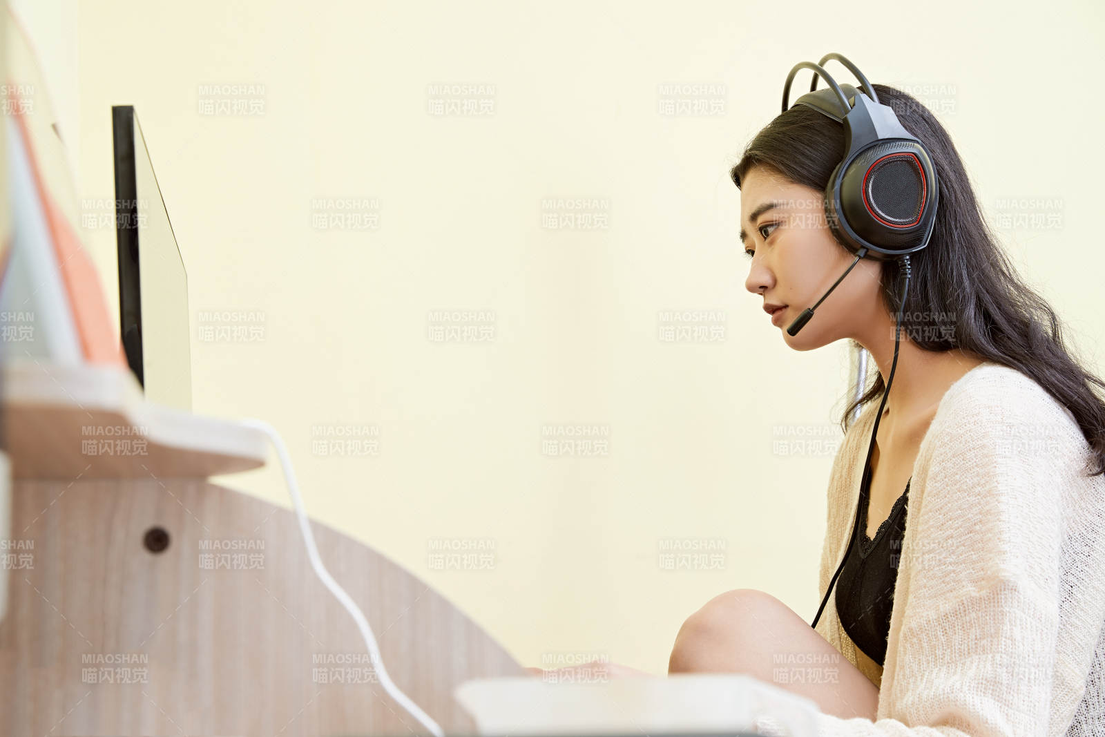 在家里坐在椅子上打游戲的美麗女孩