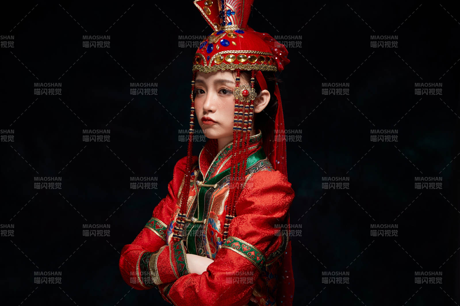 穿著蒙古族服飾的亞洲青年女性