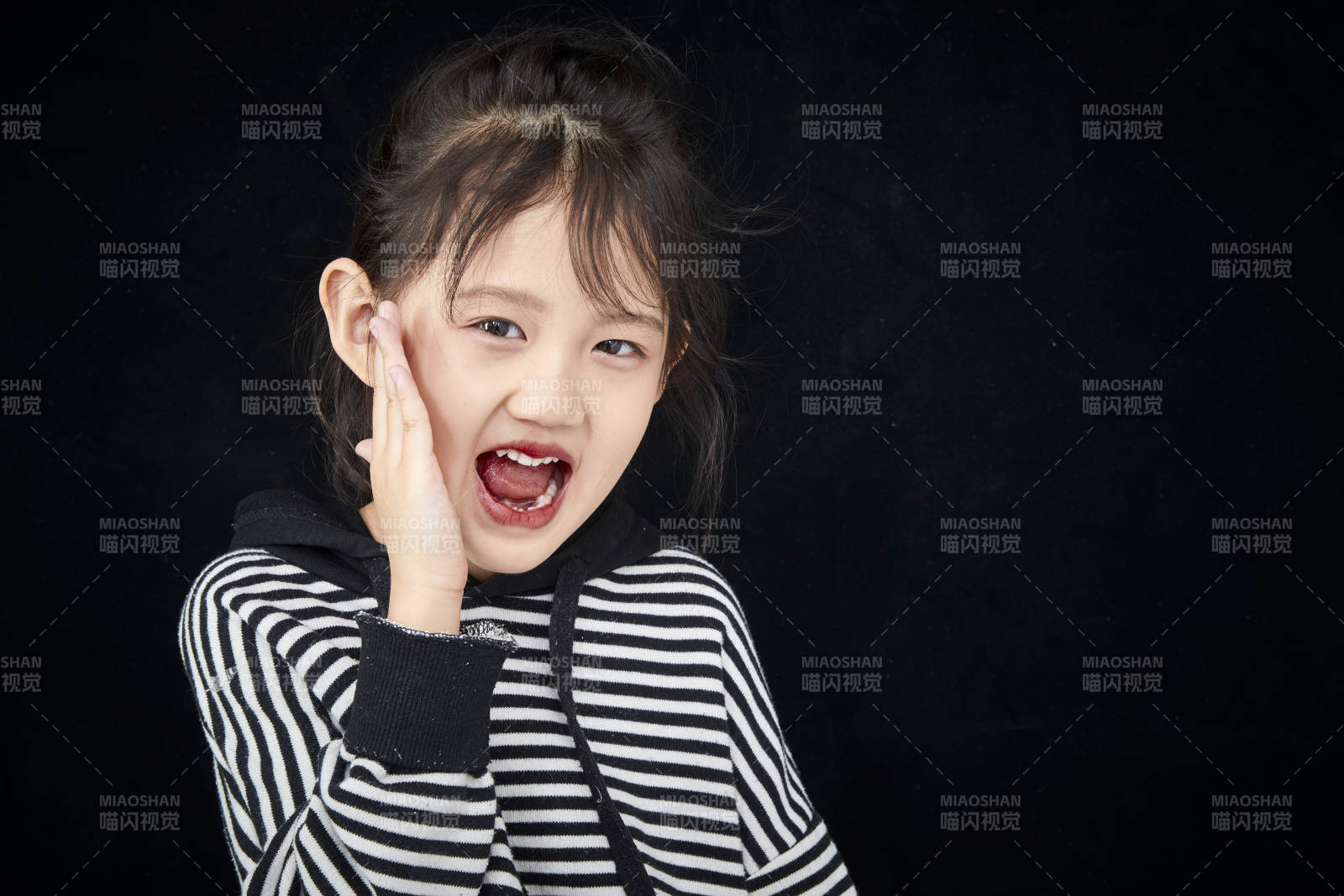 黑色背景的调皮可爱的亚洲小女孩儿童