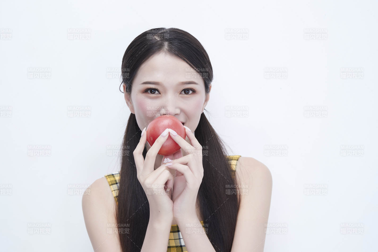 啃咬番茄身穿格子吊帶裙的亞洲可愛少女人像