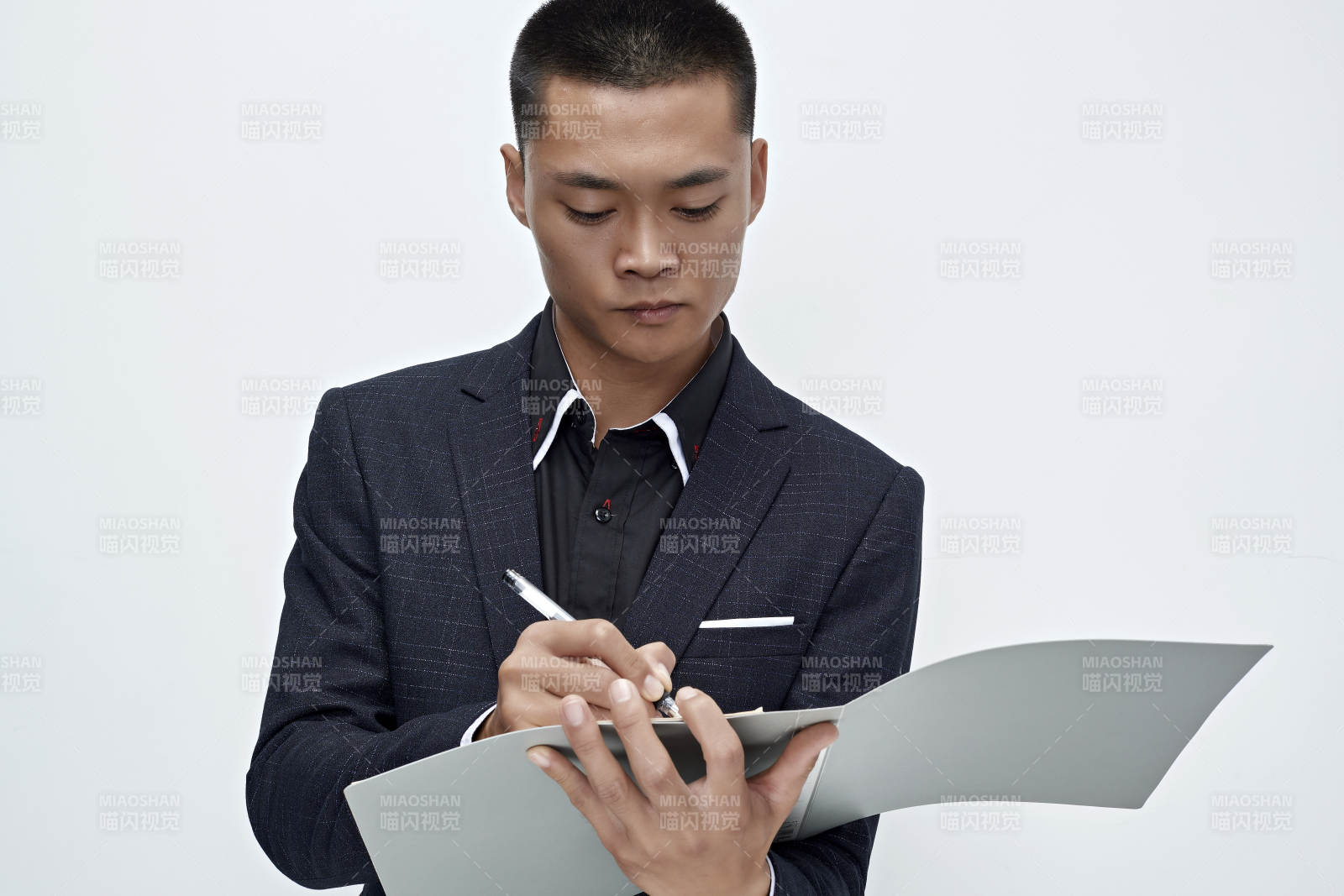 白色背景下的商務男士形象