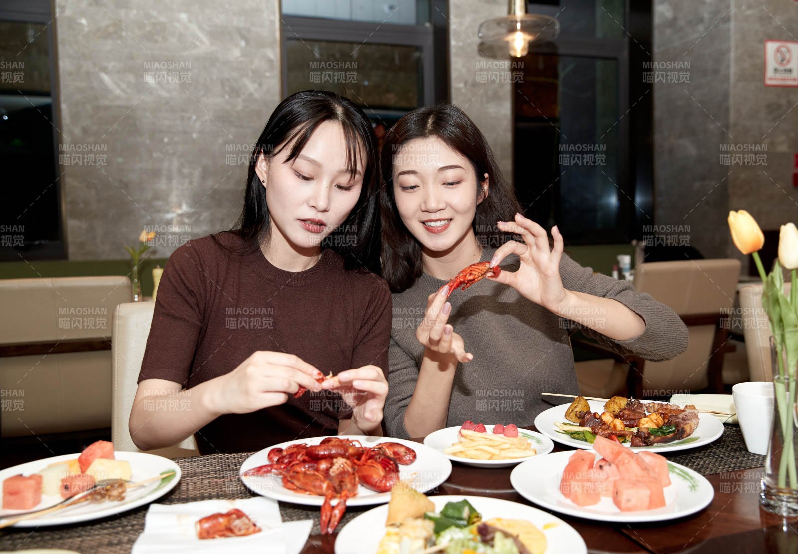 在酒店自助餐厅大吃特吃的亚洲可爱闺蜜少女