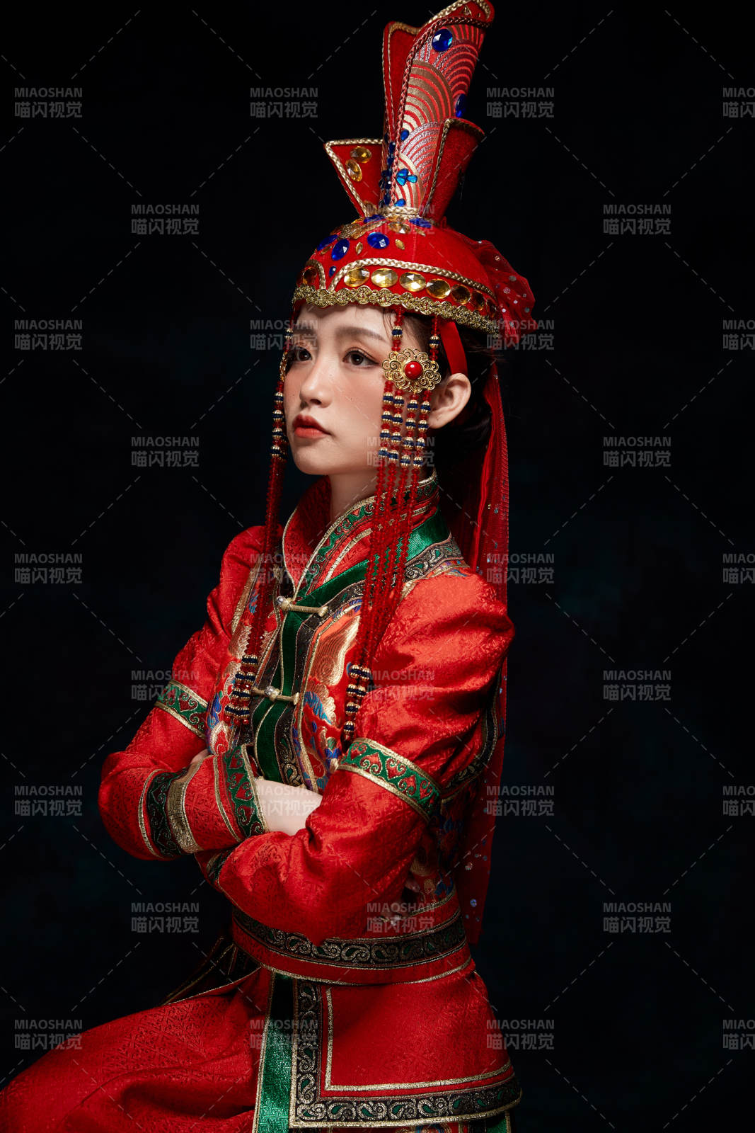 穿著蒙古族服飾的亞洲青年女性