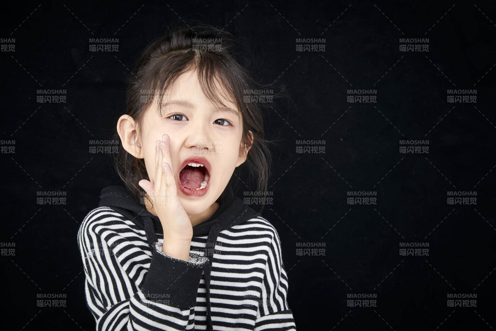 黑色背景的调皮可爱的亚洲小女孩儿童