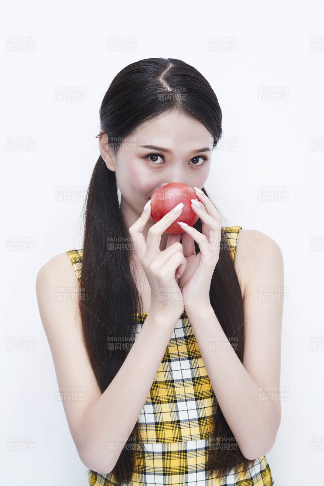 啃咬番茄身穿格子吊帶裙的亞洲可愛少女人像