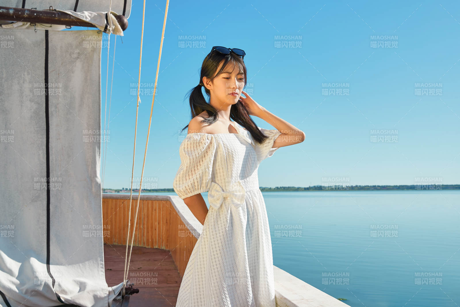 在湖畔木制帆船上的亚洲美女