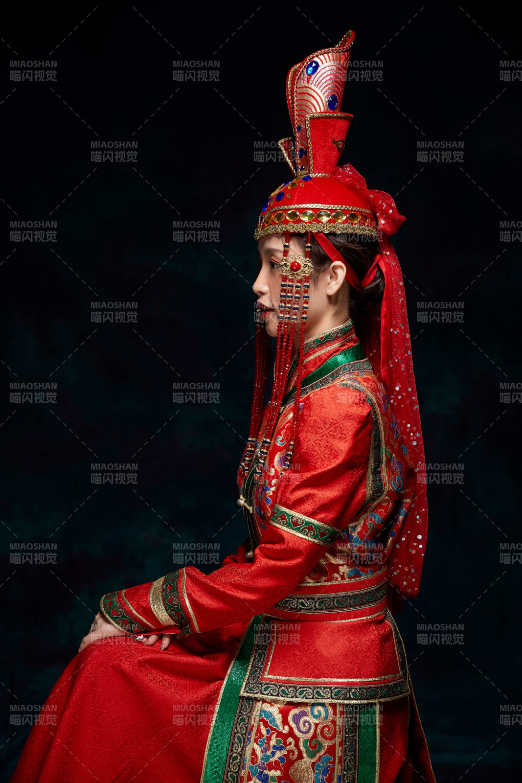 穿著蒙古族服飾的亞洲青年女性