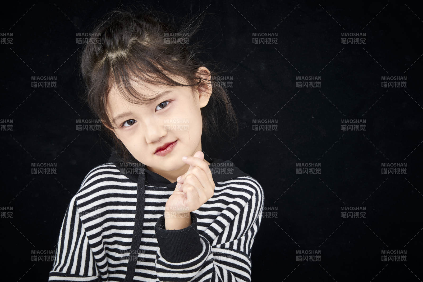 黑色背景的調皮可愛的亞洲小女孩兒童