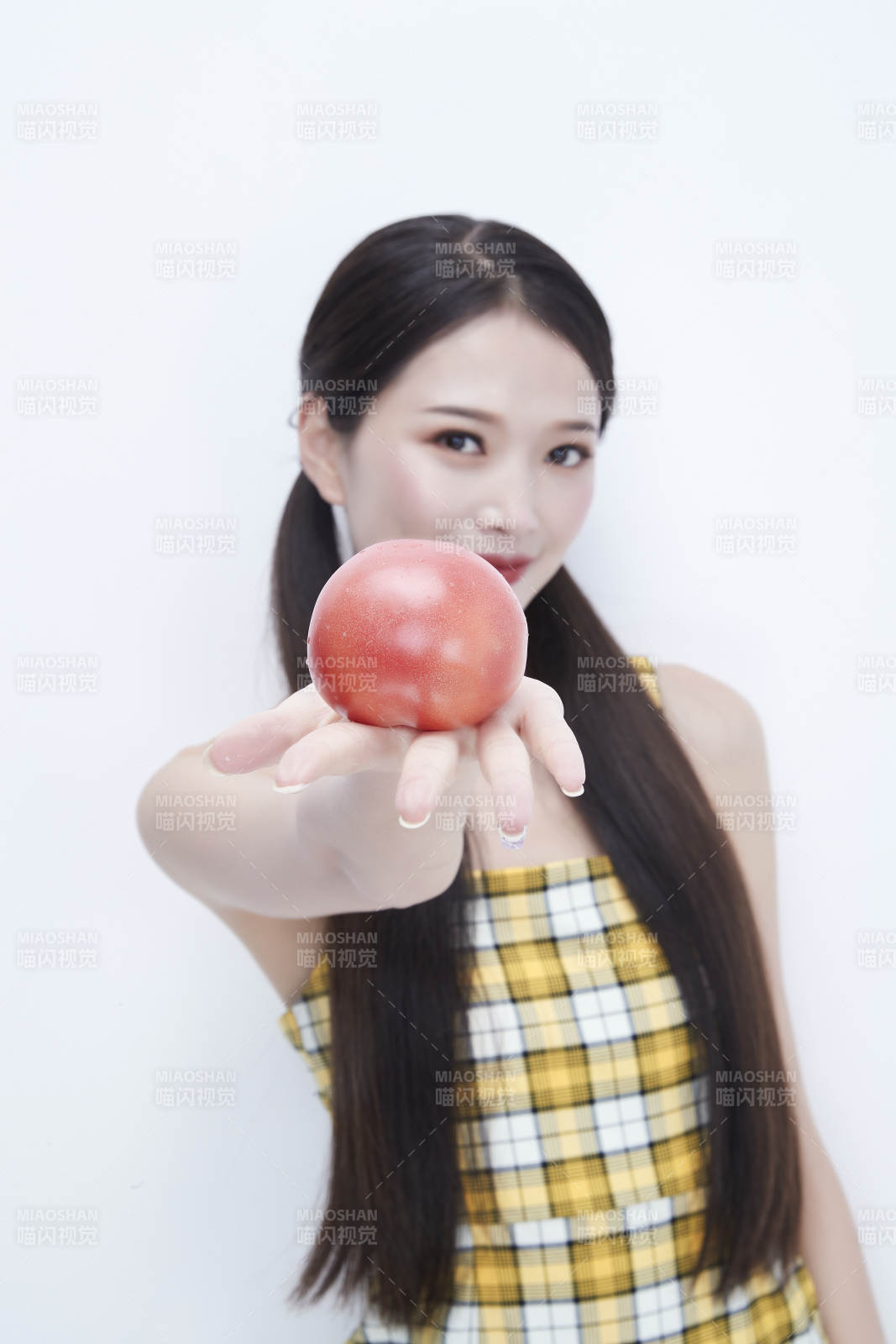 啃咬番茄身穿格子吊帶裙的亞洲可愛少女人像