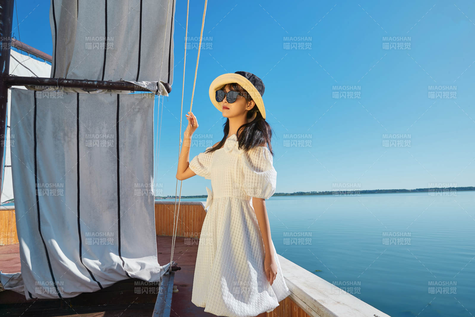 在湖畔木制帆船上的亞洲美女