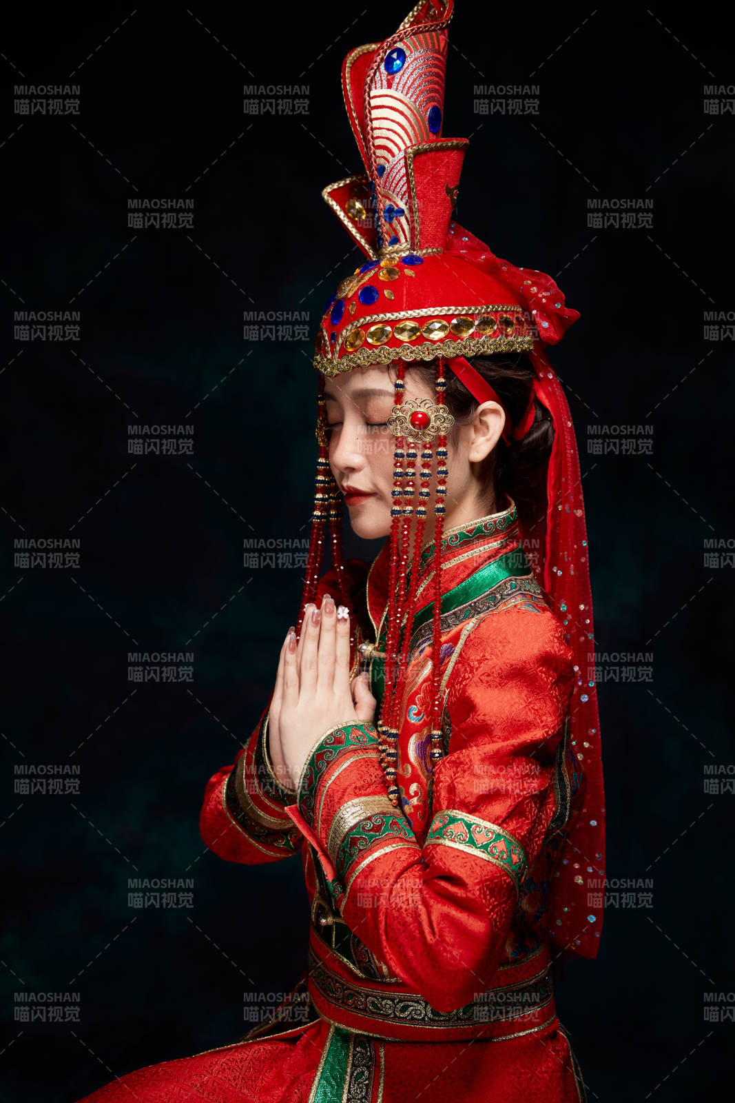 穿著蒙古族服飾的亞洲青年女性