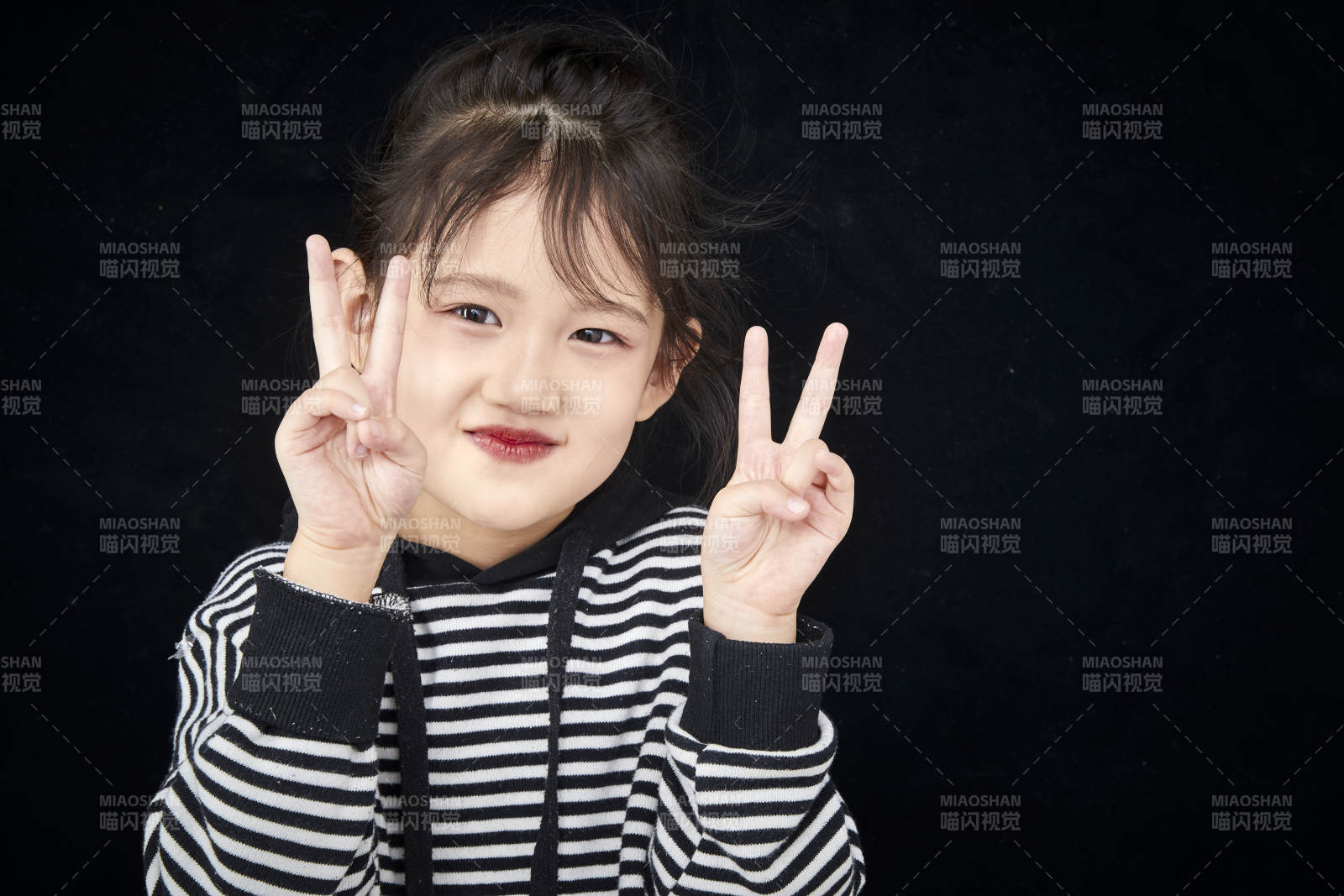 黑色背景的调皮可爱的亚洲小女孩儿童