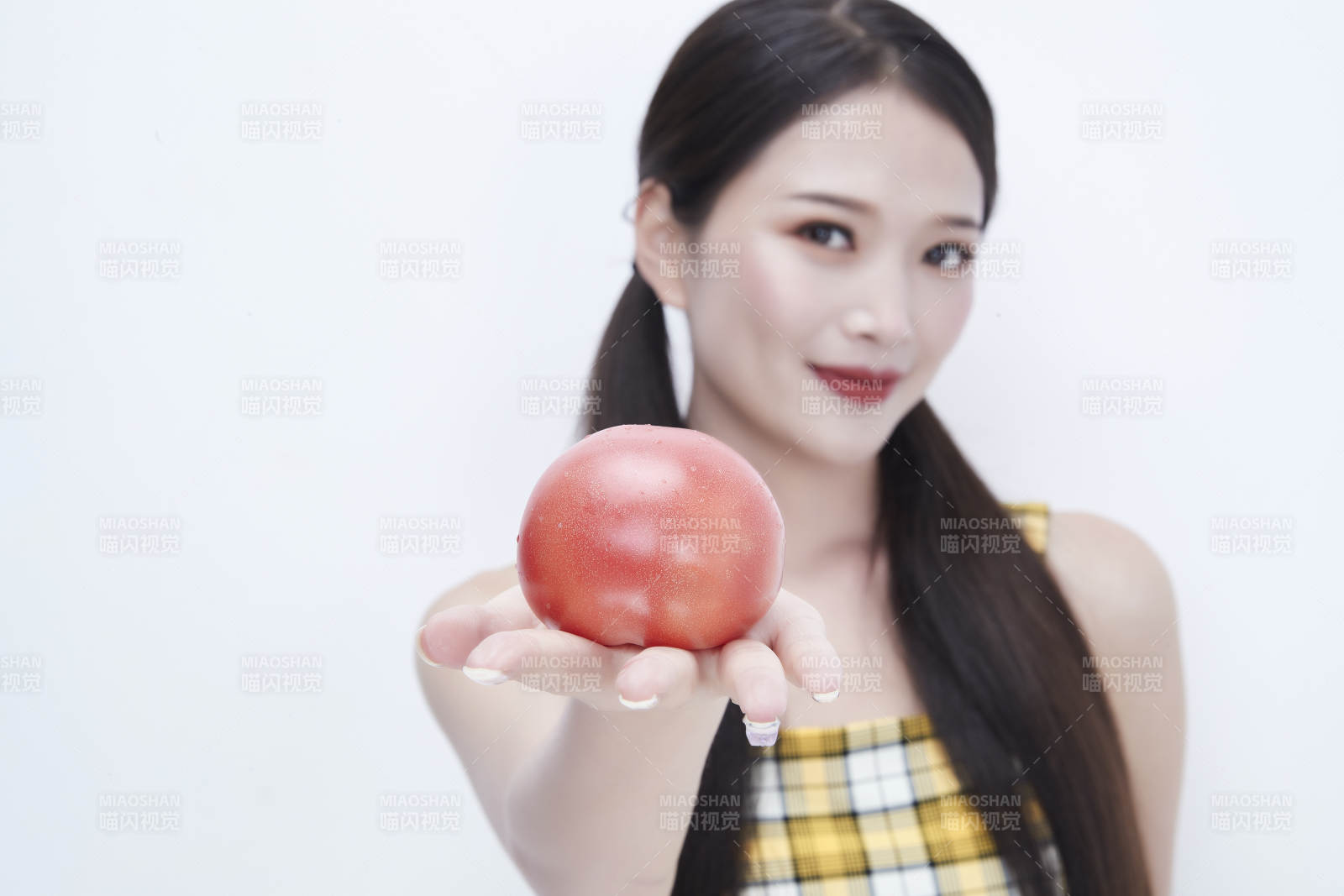 啃咬番茄身穿格子吊帶裙的亞洲可愛少女人像