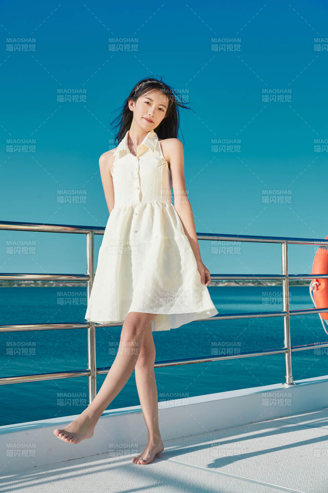 夏日在游艇觀光平臺上的亞洲少女