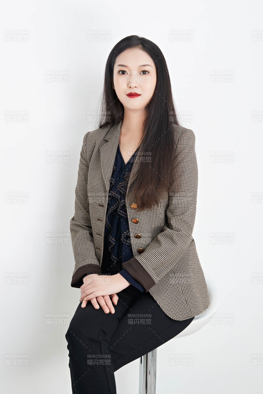 白色背景下的美麗商務(wù)女性肖像