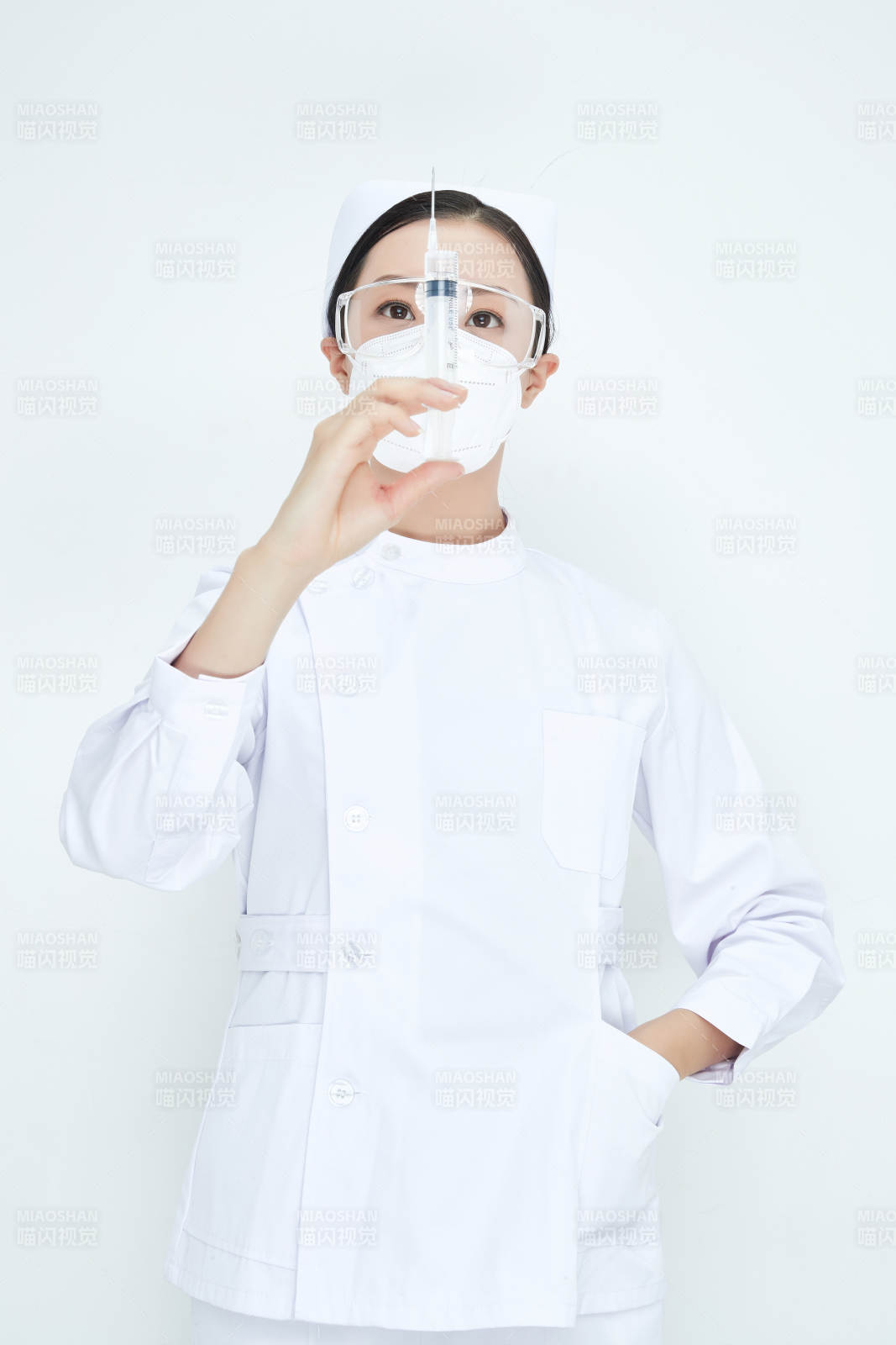 穿護士服戴口罩手執針筒的年輕女護士