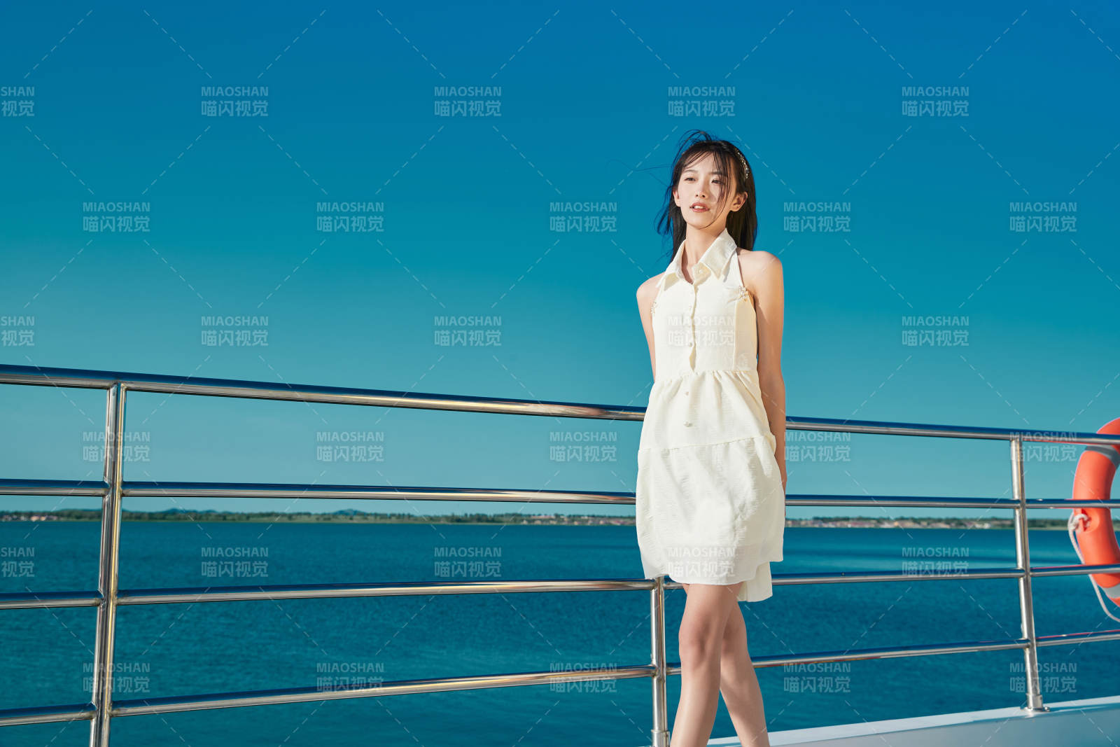 夏日在游艇觀光平臺上的亞洲少女