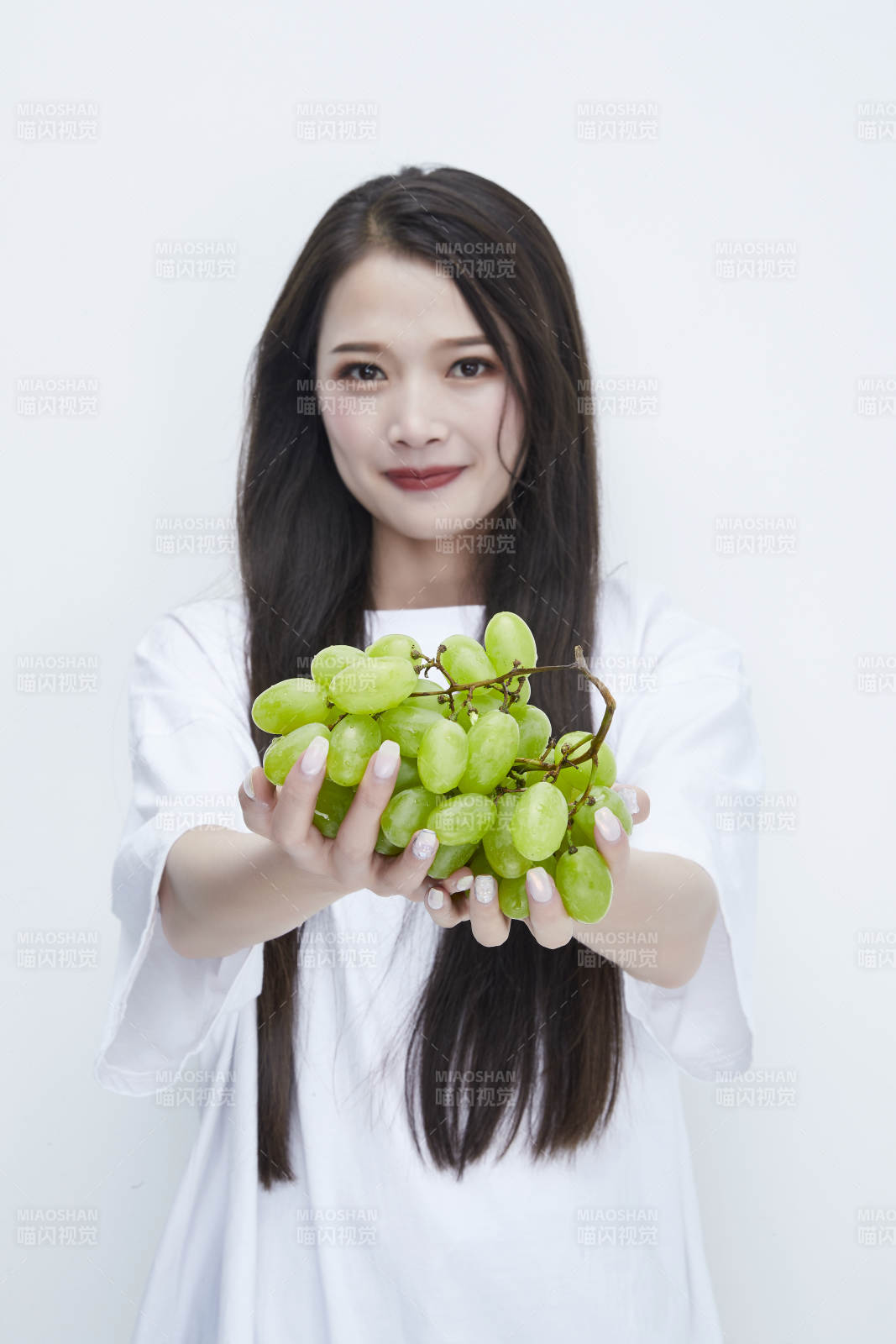 吃葡萄的穿白色長T血衫的長發可愛少女人像