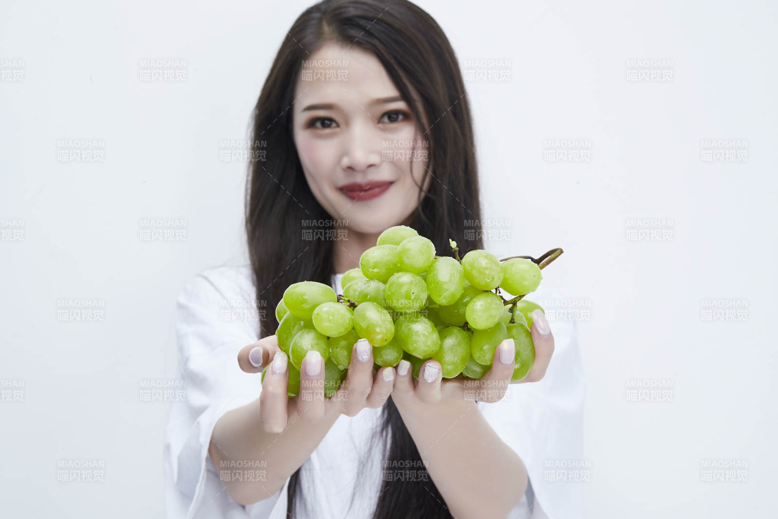 吃葡萄的穿白色長T血衫的長發可愛少女人像