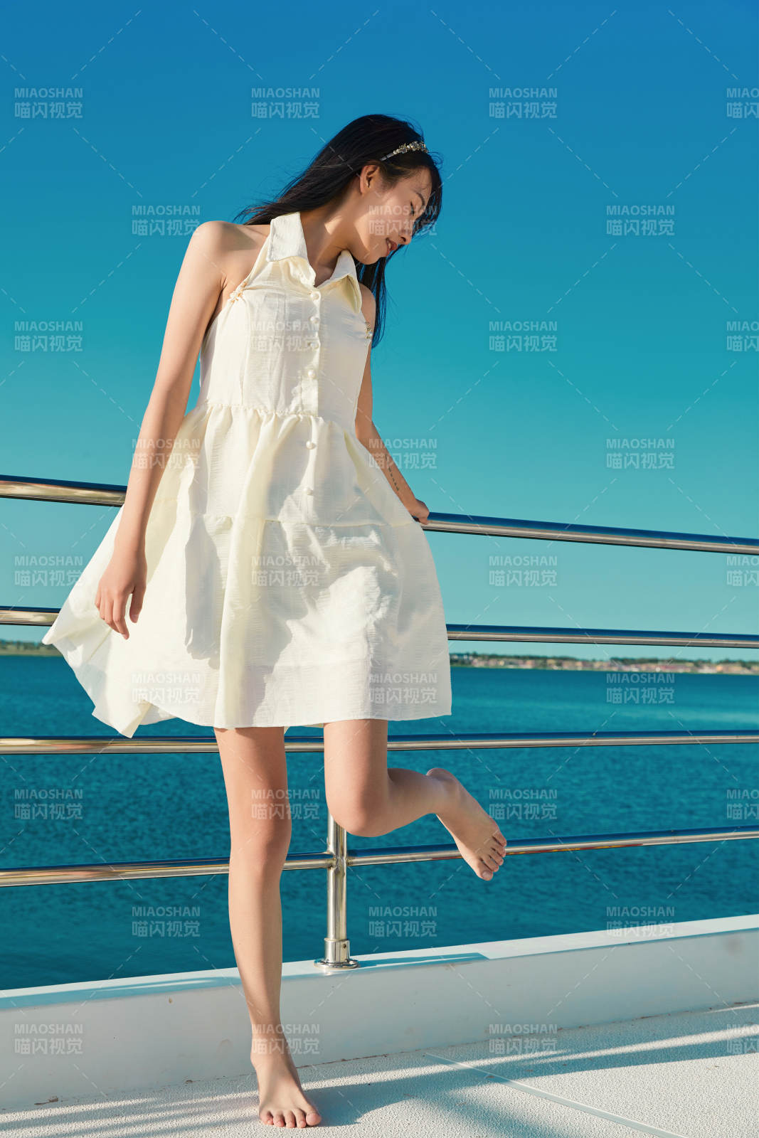 夏日在游艇觀光平臺上的亞洲少女