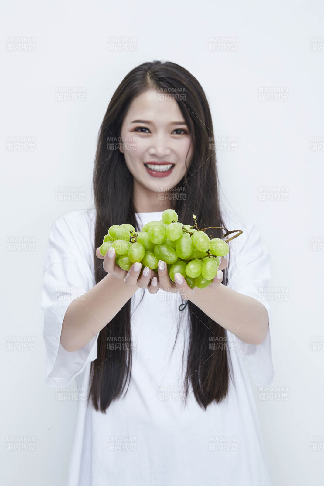 吃葡萄的穿白色長(zhǎng)T血衫的長(zhǎng)發(fā)可愛(ài)少女人像