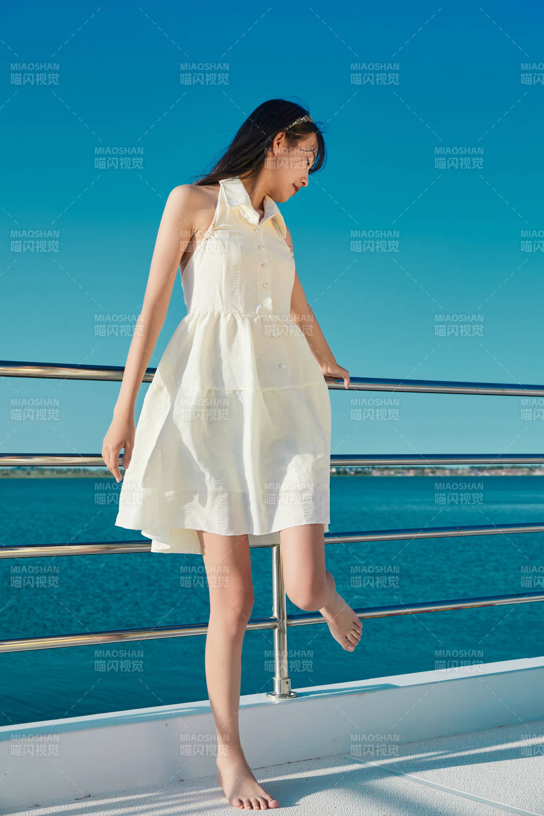 夏日在游艇觀光平臺上的亞洲少女