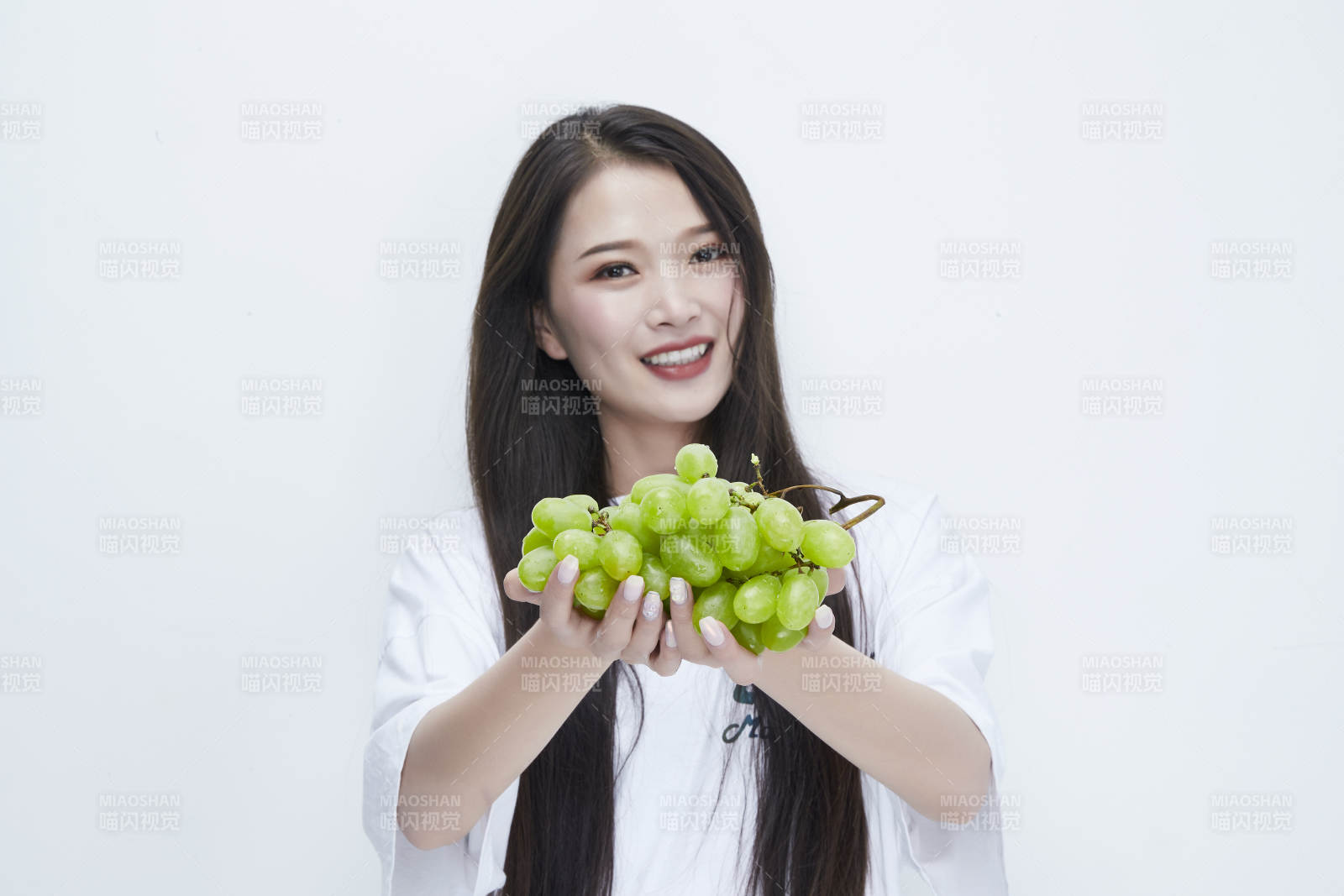 吃葡萄的穿白色長T血衫的長發可愛少女人像