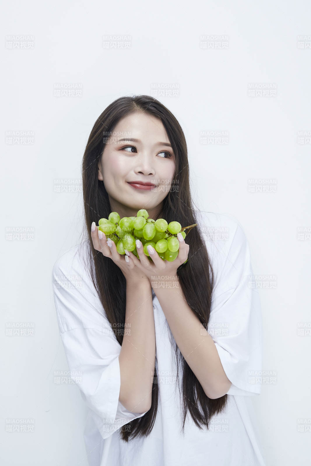 吃葡萄的穿白色長T血衫的長發可愛少女人像