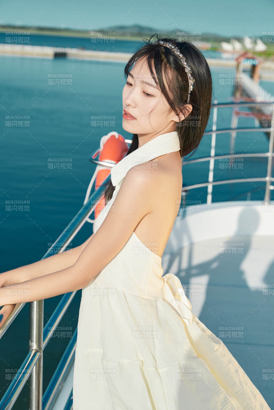 夏日在游艇觀光平臺上的亞洲少女