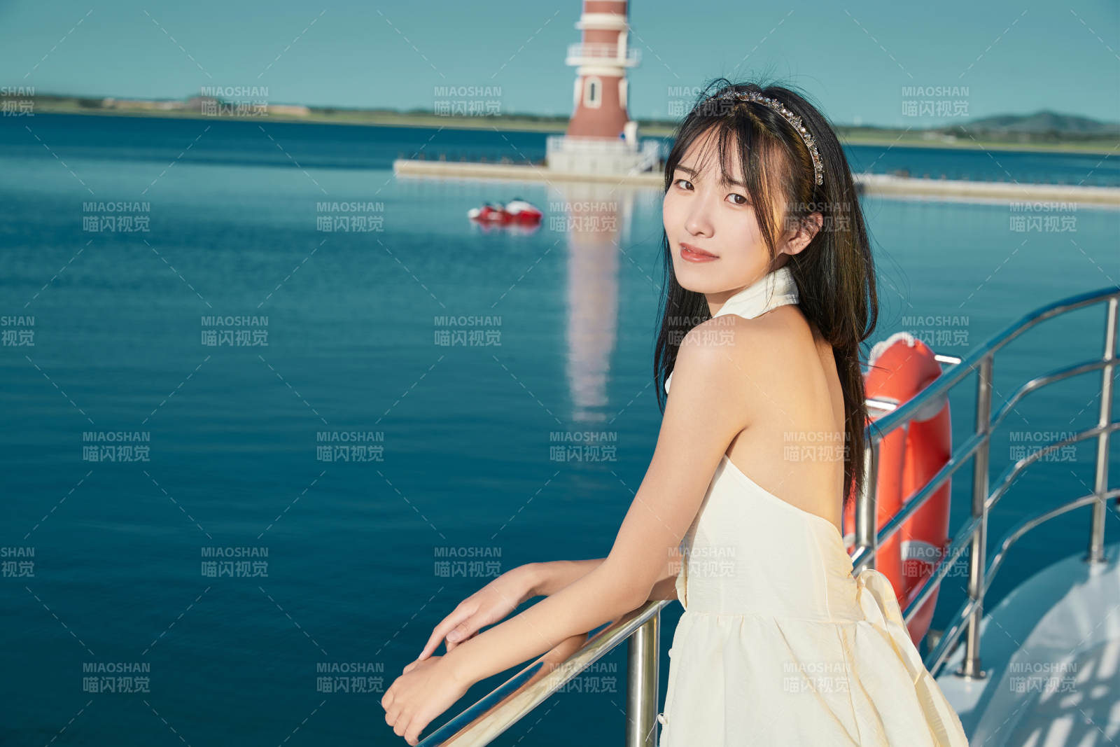 夏日在游艇觀光平臺(tái)上的亞洲少女