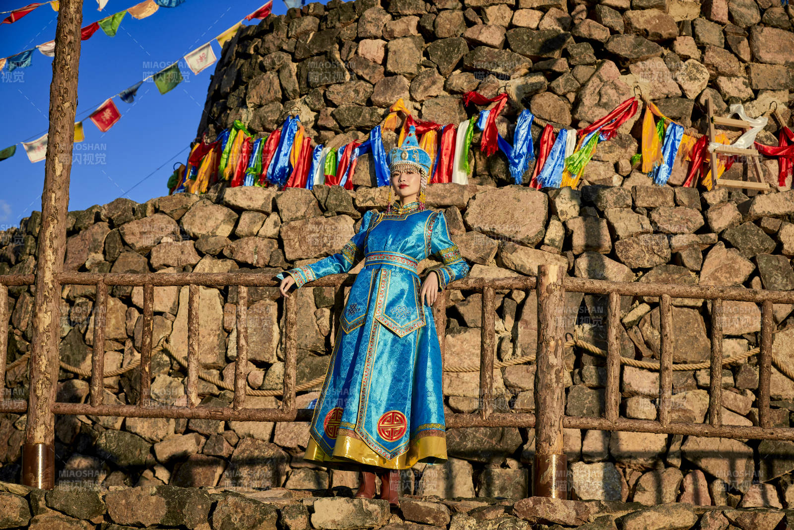 草原上敖包前身穿豪华蒙古族服饰的蒙族少女