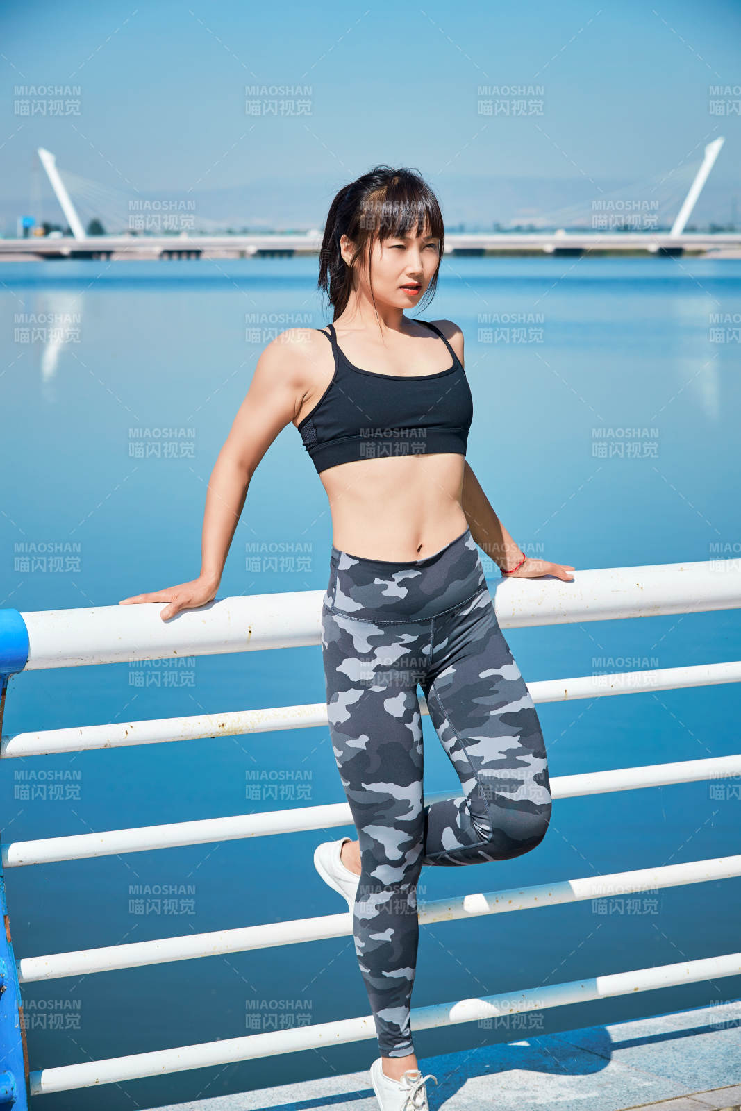 戶外河畔公園做拉伸有氧運動的亞洲女性