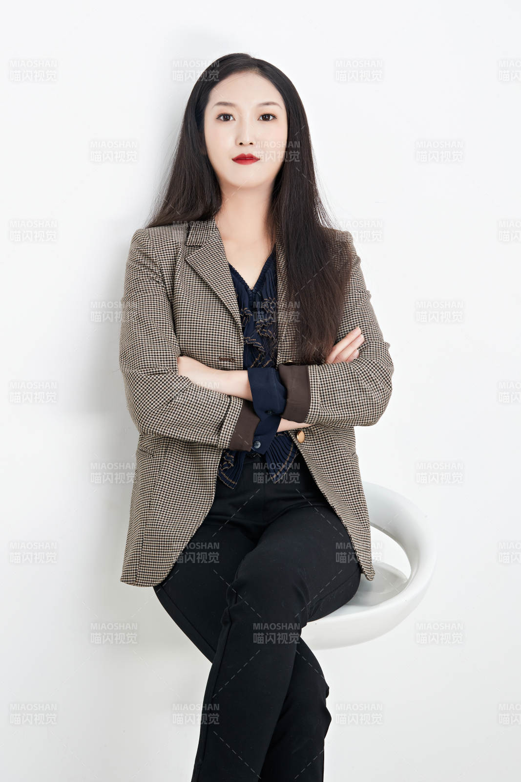 白色背景下的美麗商務女性肖像