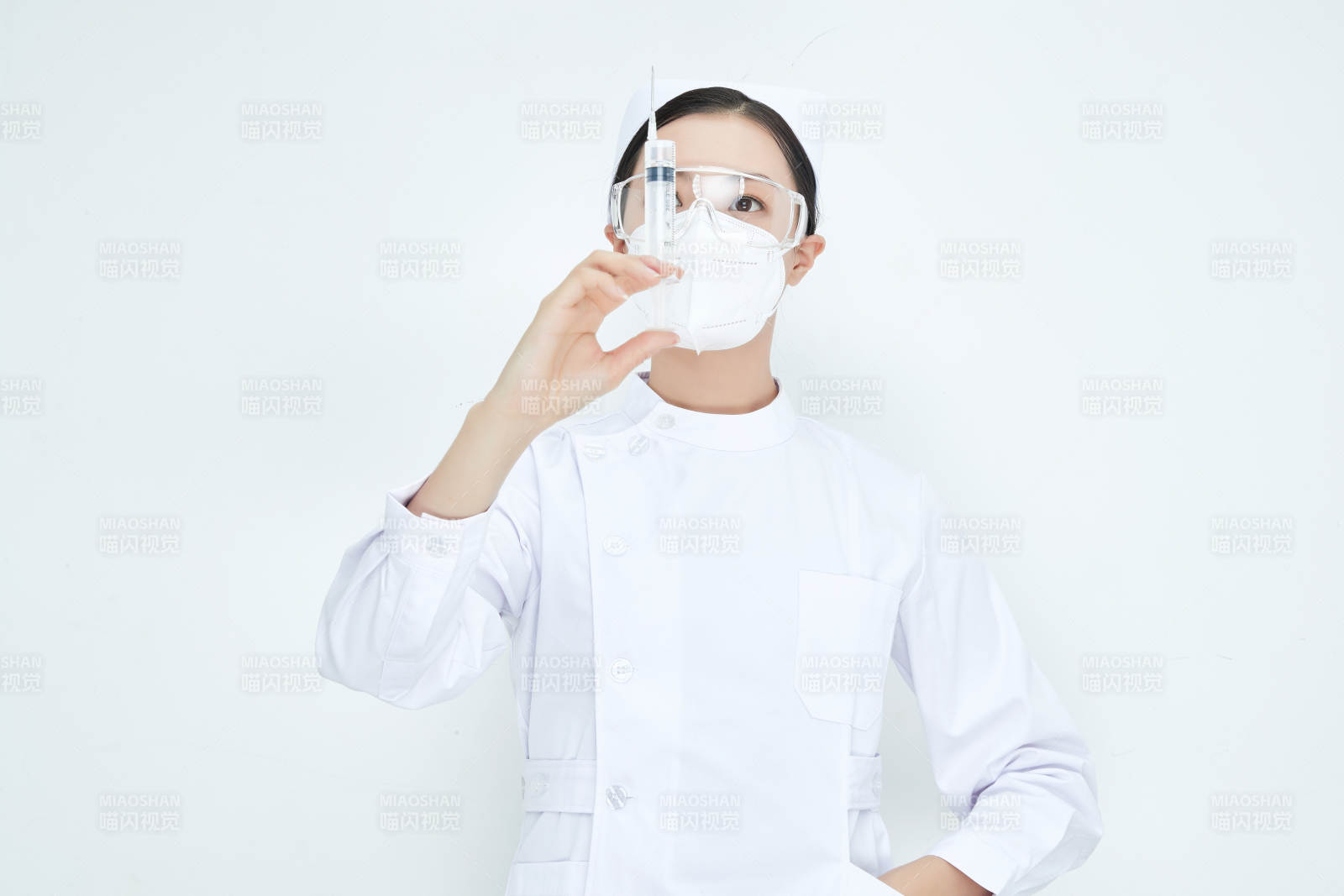 穿護士服戴口罩手執針筒的年輕女護士