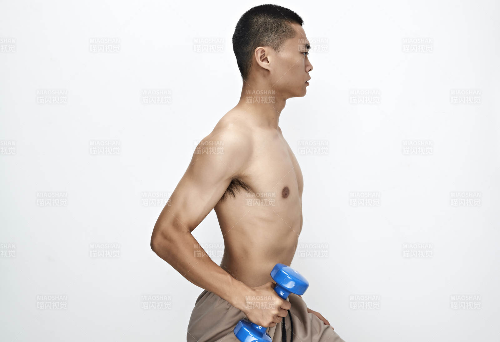 使用啞鈴進(jìn)行健身鍛煉的亞洲男性