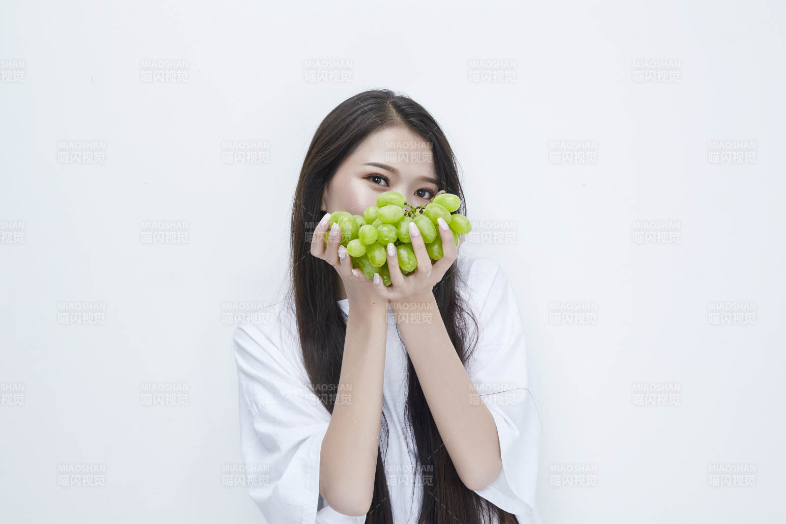 吃葡萄的穿白色長T血衫的長發可愛少女人像